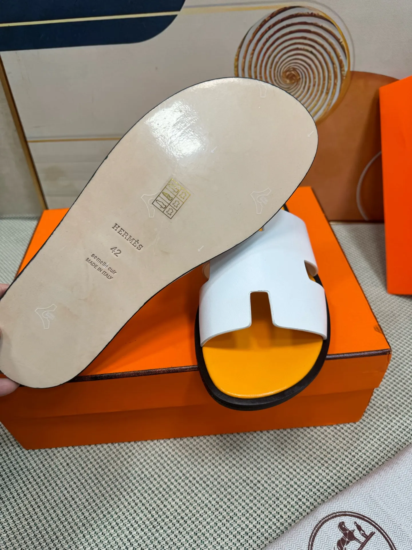 👟👟Ex-factory price 560👟👟 "HERMES" [Classic Original Version] Hermès; Top 🔝 Purchasing Agency 🔍🔍 Men's Latest 🇺🇸 Counter Sales Simultaneously, Original Imported from Italy: Silk Cowhide · Prominent (High-end · Nobility · Grade) Exquisite Workmanship (Italian 🇮🇹 Imported Water Dye Brand Wear-resistant ultra-thousand leather feet) Soles: Original soles specially provided by the original factory, ⚠exclusive double-layer movable rubber molded outsole; super comfortable, wear-resistant, non-slip, environmentally friendly🌳🌳🌳, real photos taken🎬The real ones are more beautiful🔍🔍 (high quality, single goods), you can enter and exit the counter at will* Code number: 38·39·40·41·42·43·44# (45# can be customized) (46 47➕30 customization is not returnable) Welcome to place an order...☕